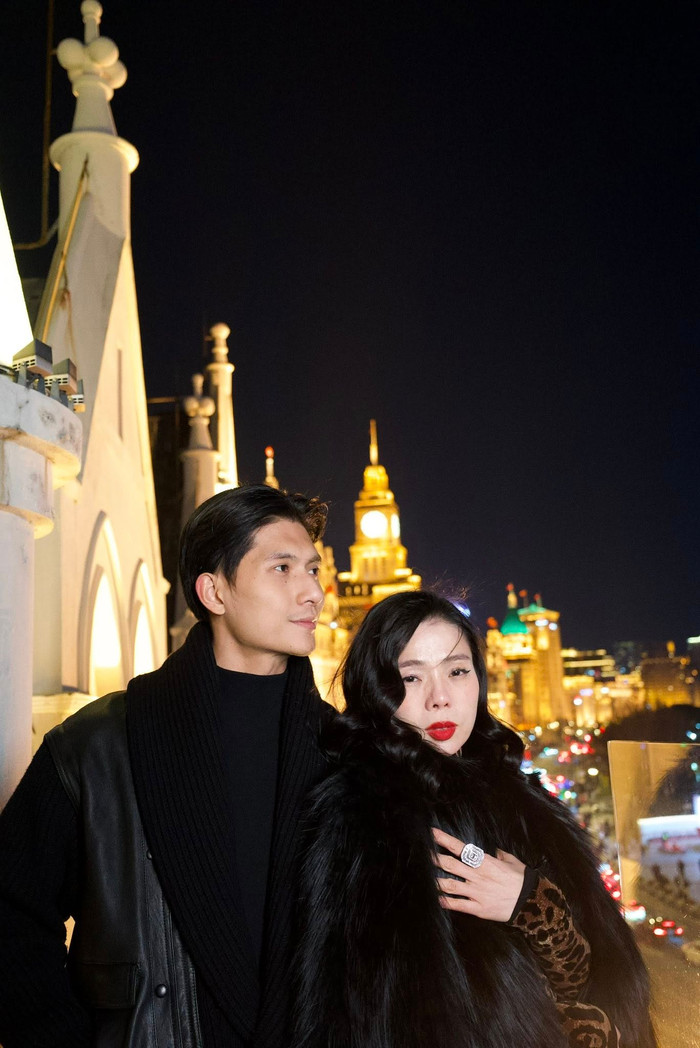 Lệ Quyên hiện hạnh phúc bên Lâm Bảo Châu.