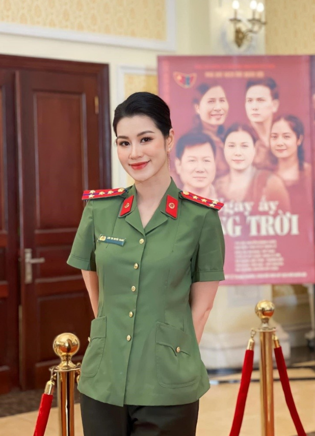 Ngoài đời, cô là Đại úy công an, gắn bó với sân khấu kịch