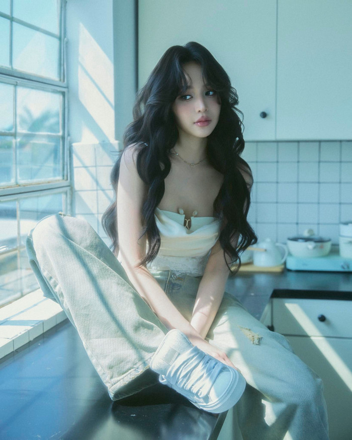 Ở đời thường, người đẹp sinh năm 2002 gây ấn tượng với phong cách trẻ trung, năng động.