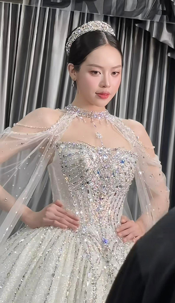 Hoa hậu Thanh Thủy làm cô dâu trên sàn diễn.