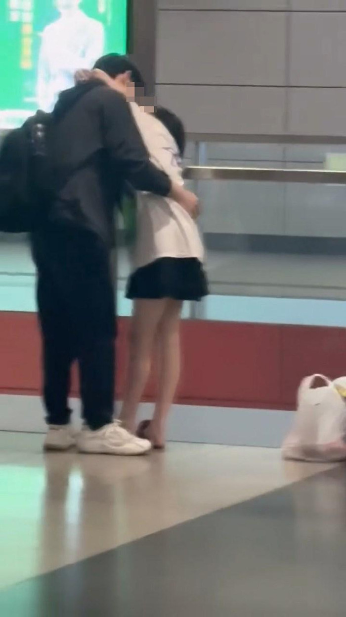 Cặp nam nữ có hành động phản cảm tại ga tàu điện, dân mạng bức xúc Ảnh 3