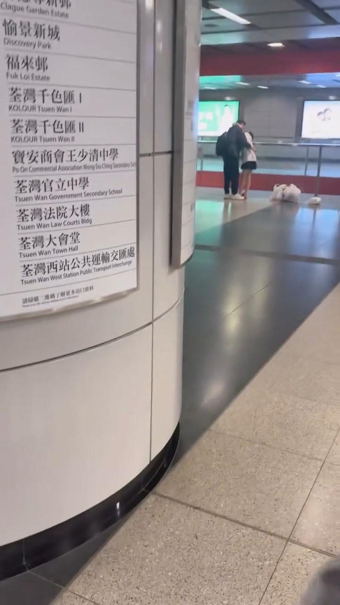 Cặp nam nữ có hành động phản cảm tại ga tàu điện, dân mạng bức xúc Ảnh 2