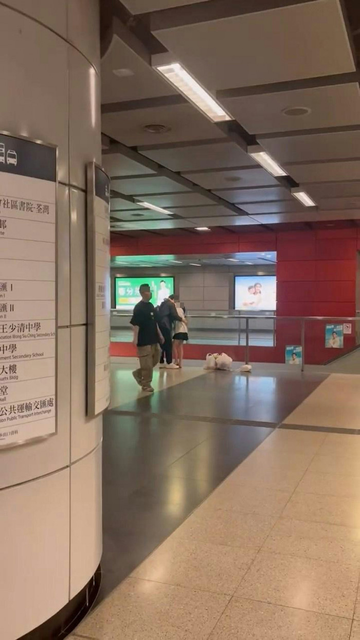 Cặp nam nữ có hành động phản cảm tại ga tàu điện, dân mạng bức xúc Ảnh 1