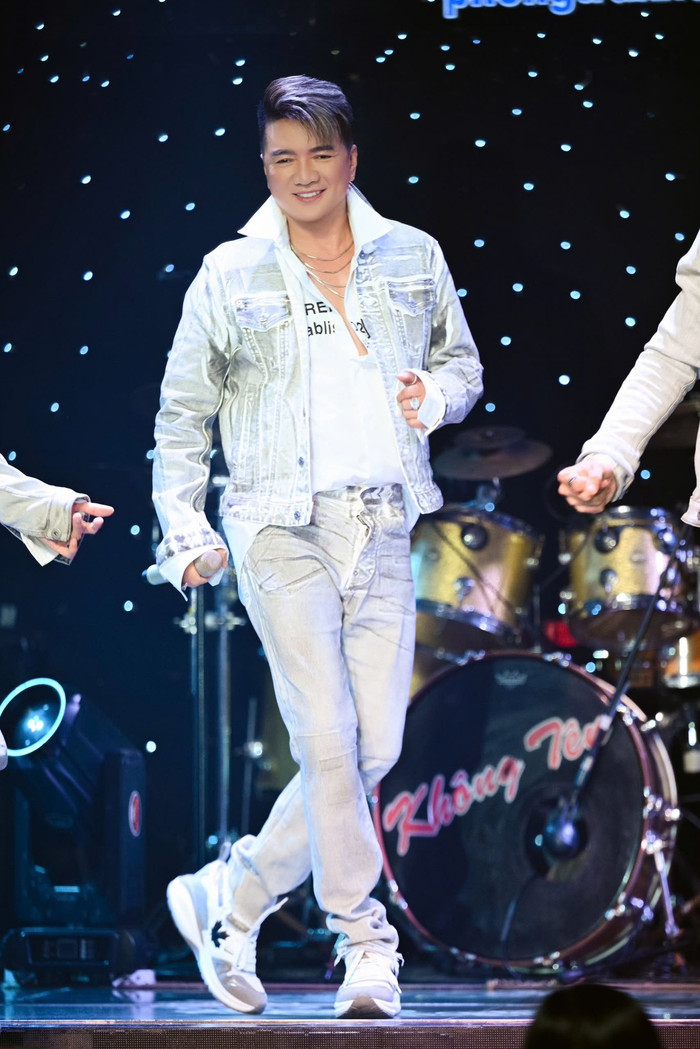 Nam ca sĩ gửi lời cảm ơn và xin lỗi đến những bầu show ngỏ lời mời đi diễn ở Mỹ trong thời gian này.