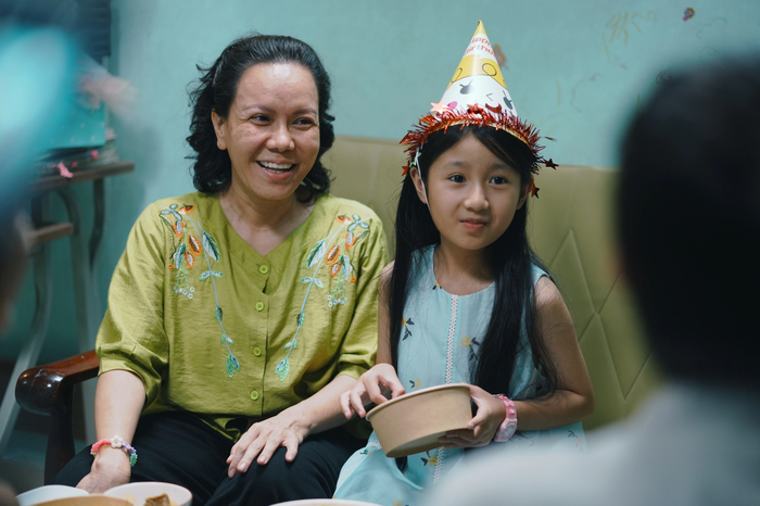 Tạo hình khắc khổ và đầy tâm trạng của Việt Hương trong một phân cảnh đắt giá của phim. - Ảnh: ĐPCC