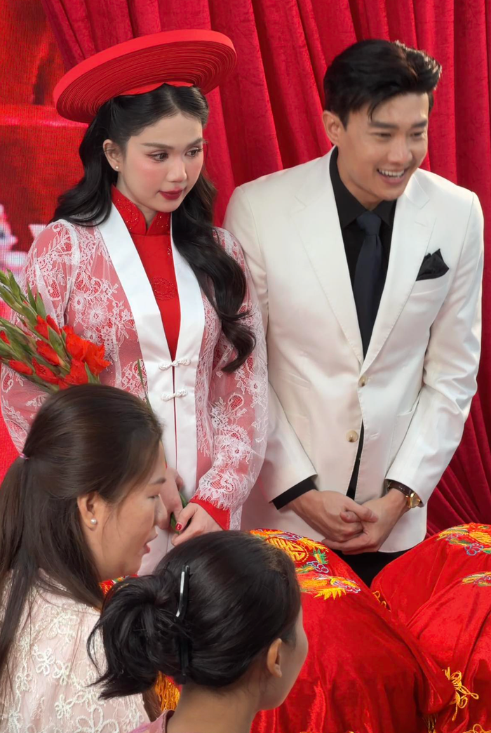 Khoảnh khắc Ngọc Trinh và Quốc Trường chụp hình, quay video theo chủ đề đám cưới đã gây 'sốt' cõi mạng. Ảnh: FBNV