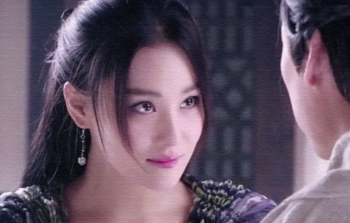 Khang Mẫn với hình tượng sắc sảo và nhiều tranh cãi. - Ảnh: Sohu