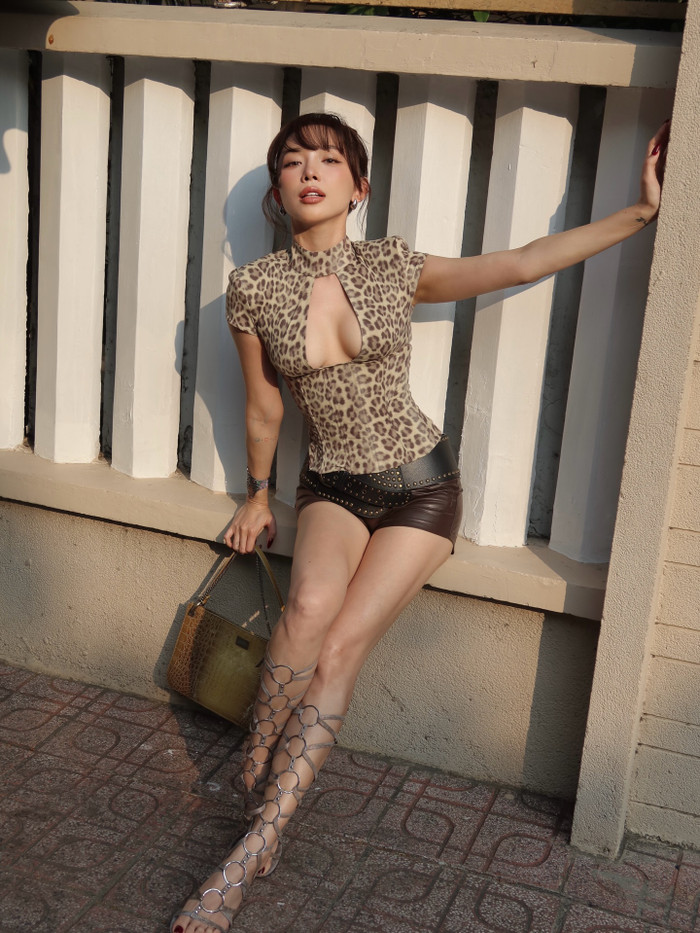 Tóc Tiên lựa chọn phong cách táo bạo.