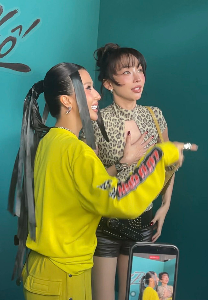 Tóc Tiên lục tục dùng tay che chắn để tránh hớ hênh trước ống kính truyền thông.