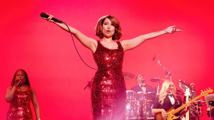 RAYE xin lỗi Ảnh 4