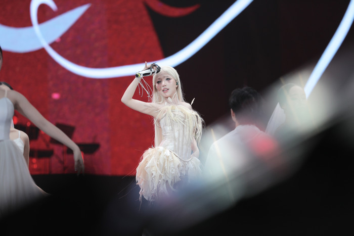 Phùng Khánh Linh mang tạo hình tóc trắng dài trong những năm gần đây. (Ảnh: FBNV)