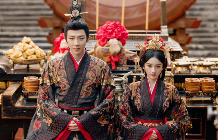 Do Tống Tổ Nhi và Lưu Vũ Ninh đảm nhận vai chính, phim lấy bối cảnh cuối thời Đông Hán, xoay quanh mối thù giữa hai gia tộc Kiều và Ngụy. Tiểu Kiều và Ngụy Thiệu buộc phải kết hôn vì đại cục, từ chỗ nghi kỵ và đối đầu dần nảy sinh tình cảm khi cùng vượt qua hận thù và biến cố.