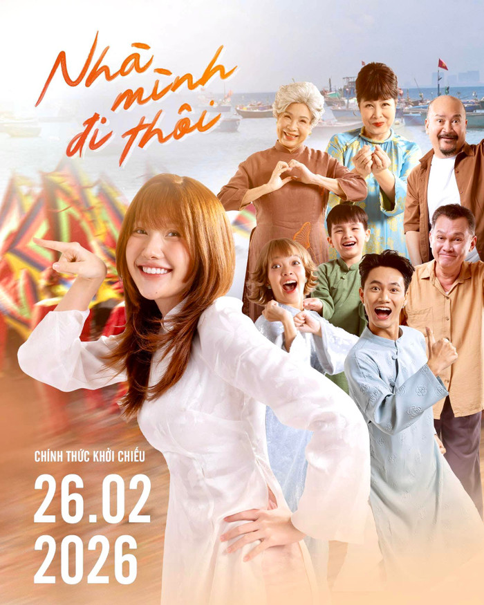 Dàn nghệ sĩ gạo cội NSƯT Hữu Châu, NSND Kim Xuân, NSND Hồng Vân và nghệ sĩ Hoàng Sơn trong trang phục hành trình tại Hội An. - Ảnh: NSX