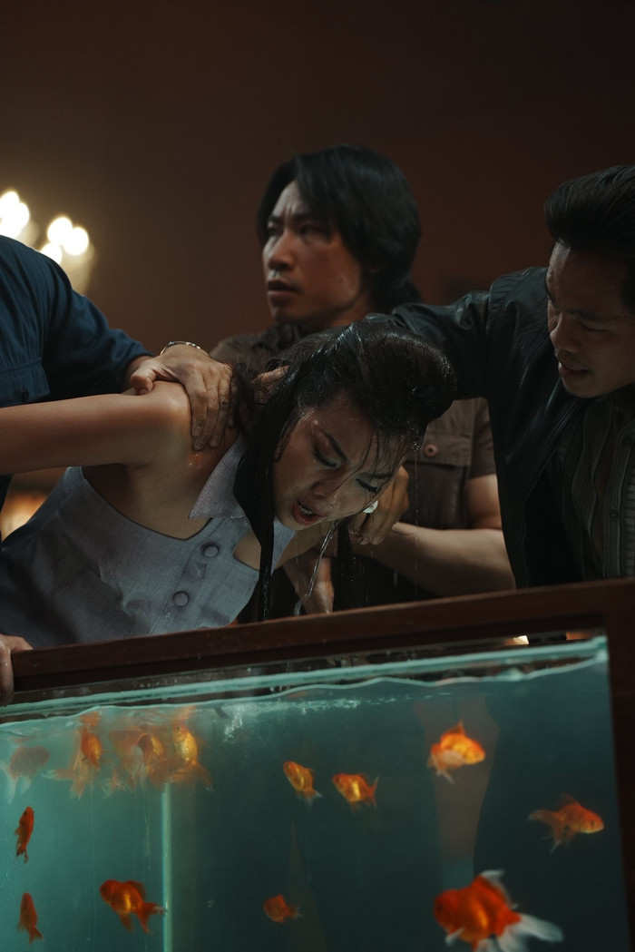 Hình ảnh Thanh Hằng bị nhấn nước khiến nhiều khán giả bất ngờ.