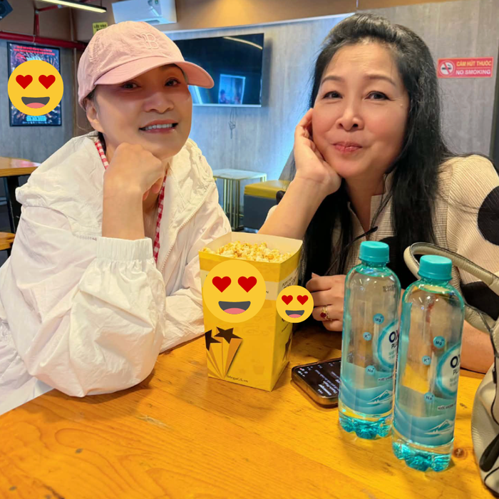 Hồng Đào và Hồng Vân xúc động khi xem phim Hẹn Em Ngày Nhật Thực. Ảnh: FBNV