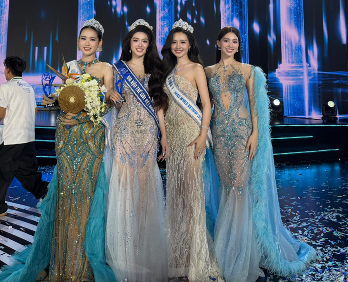 Tiểu Vy từng chụp hình cùng Phương Oanh khi chung kết Miss World Vietnam 2025 vừa khép lại. Ảnh: FBNV