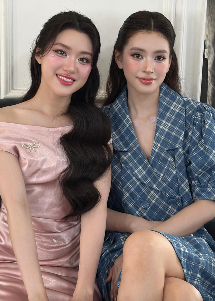 Tấm hình mới nhất của Tiểu Vy và Phương Oanh. Ảnh: FBNV