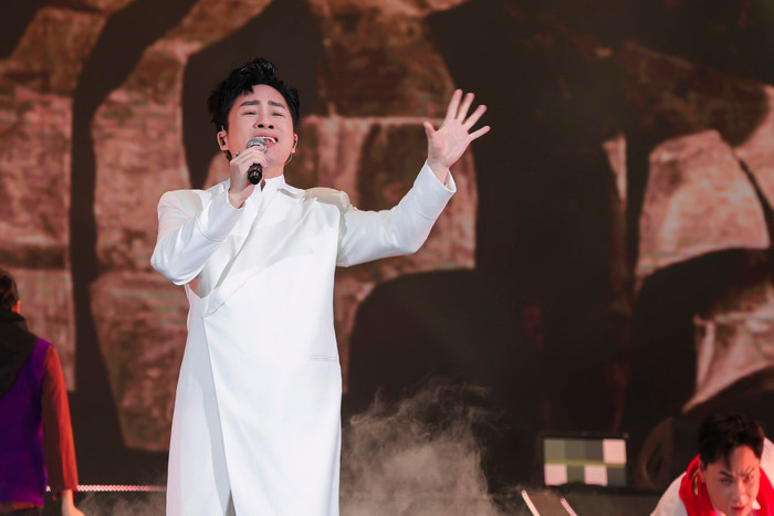 Tùng Dương hát lại ca khúc 'định mệnh' sau 25 năm Ảnh 3