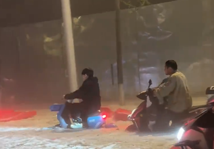 Đường phố bỗng xuất hiện cảnh tượng hiếm thấy, người dân hoảng hốt Ảnh 4