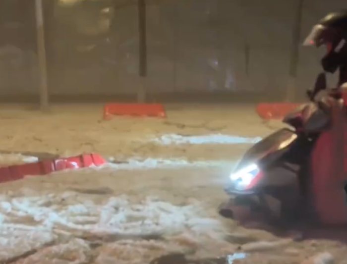 Đường phố bỗng xuất hiện cảnh tượng hiếm thấy, người dân hoảng hốt Ảnh 3