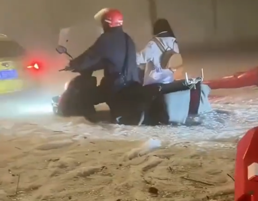 Đường phố bỗng xuất hiện cảnh tượng hiếm thấy, người dân hoảng hốt Ảnh 2