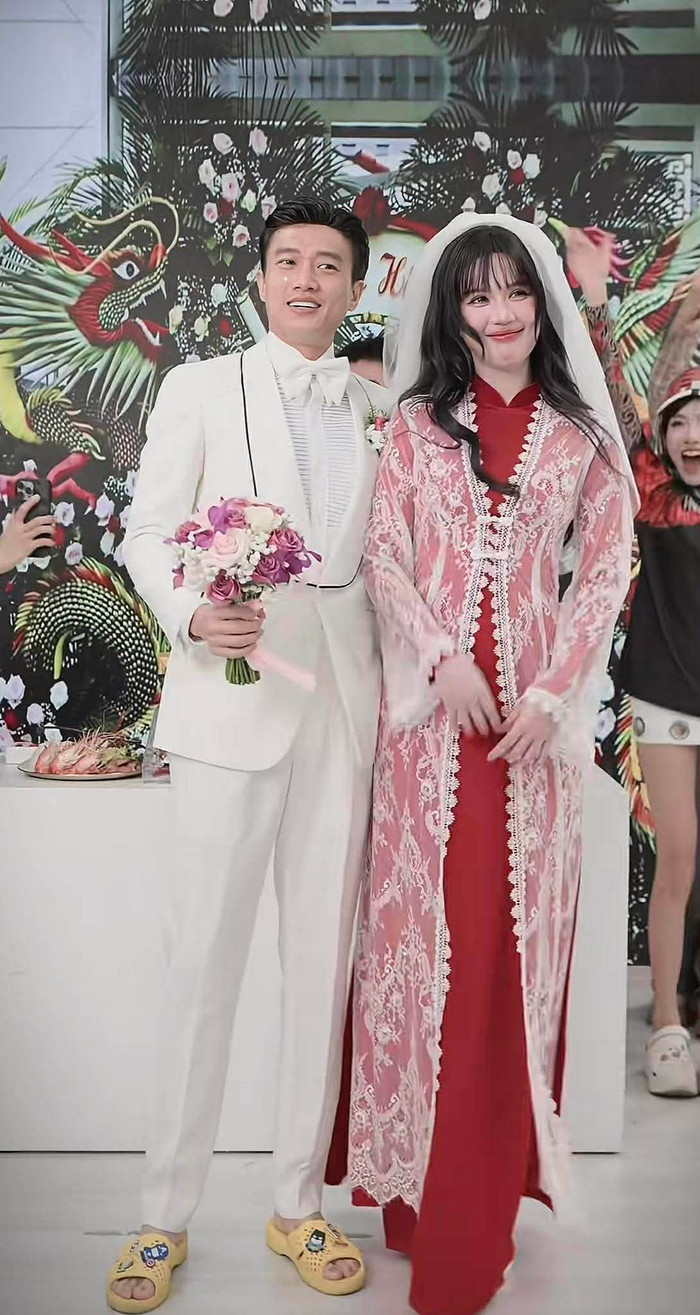 Hình ảnh Ngọc Trinh và Quốc Trường mặc trang phục tương tự cô dâu - chú rể trên sóng livestream tối 3/4 thu hút nhiều khán giả quan tâm.