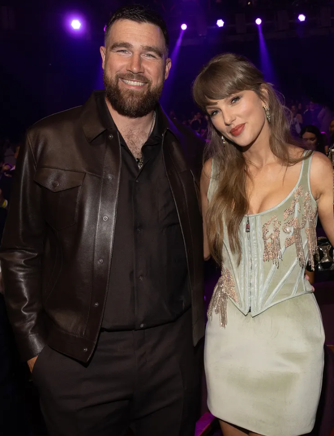 Taylor Swift và Travis Kelce tại lễ trao giải iHeartRadio Music Awards 2026. Ảnh: Getty Images