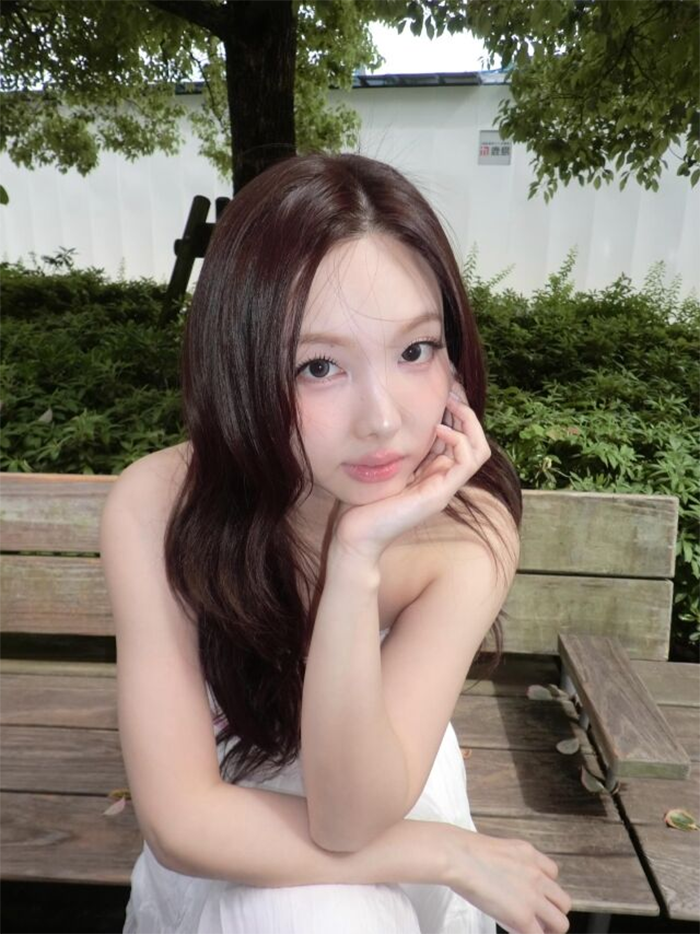 Nhiều ý kiến cho rằng vẻ đẹp tự nhiên, đầy sức sống của Nayeon ở thời điểm hiện tại còn cuốn hút hơn cả giai đoạn trước.