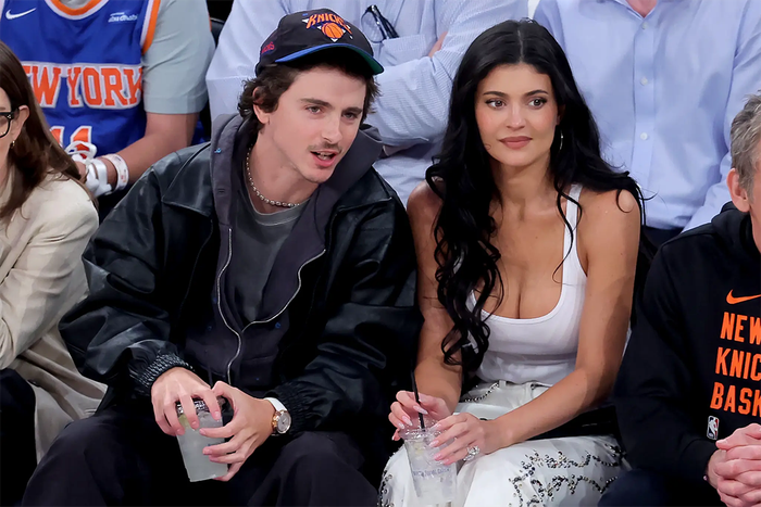 Kylie Jenner và Timothée Chalamet không ngần ngại thể hiện tình cảm giữa đám đông.