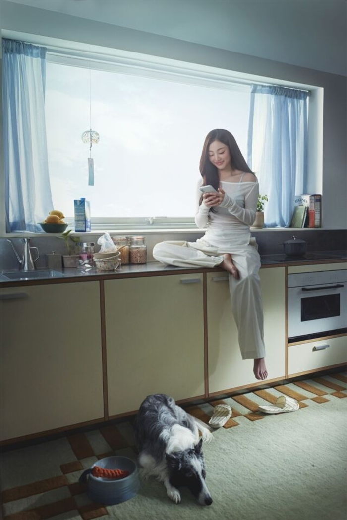 Ở concept khác, Jihyo lựa chọn phong cách trắng tối giản, toát lên vẻ thoải mái và hiện đại.