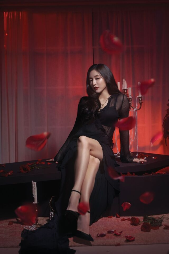 Tạo hình với váy xuyên thấu màu đen giúp Jihyo ghi điểm mạnh mẽ.