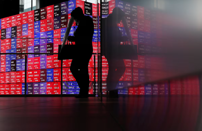 Phiên giao dịch ngày 30/4 ghi nhận sự phân hóa rõ nét trên các thị trường (Ảnh: Reuters).