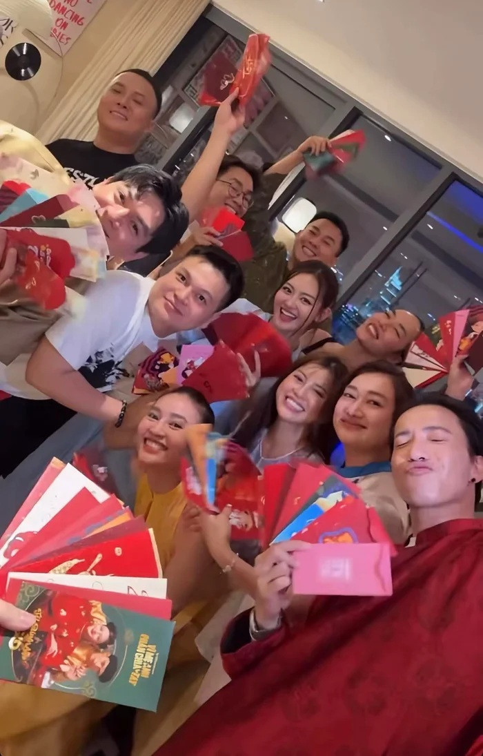 Lan Ngọc và Xuân Tiền hội ngộ bên hội bạn thân vào dịp Tết vừa qua.