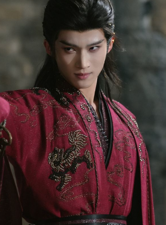 Xuất thân từ nhóm nhạc, Diêm An đang từng bước khẳng định năng lực diễn xuất. Nhân vật của anh mang màu sắc bi kịch, gắn với mưu mô và sự hy sinh. Cách thể hiện giàu cảm xúc giúp nam diễn viên nhận được nhiều phản hồi tích cực, đặc biệt từ nhóm khán giả trẻ.