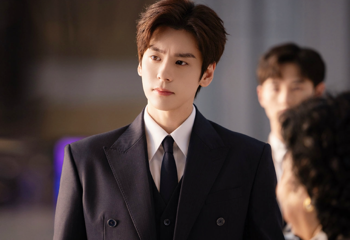 Ngụy Triết Minh là trường hợp hiếm khi cùng lúc xuất hiện ở hai bộ phim đang phát sóng. Một bên là Yến Kha đầy tham vọng trong Bạch Nhật Đề Đăng, bên còn lại là Hứa Hoài Tụng lịch lãm trong Em Là Niềm Vui Đến Muộn. Sự đối lập về hình tượng giúp anh ghi điểm với khán giả, củng cố danh xưng “tổng tài” quen thuộc của màn ảnh Hoa ngữ.