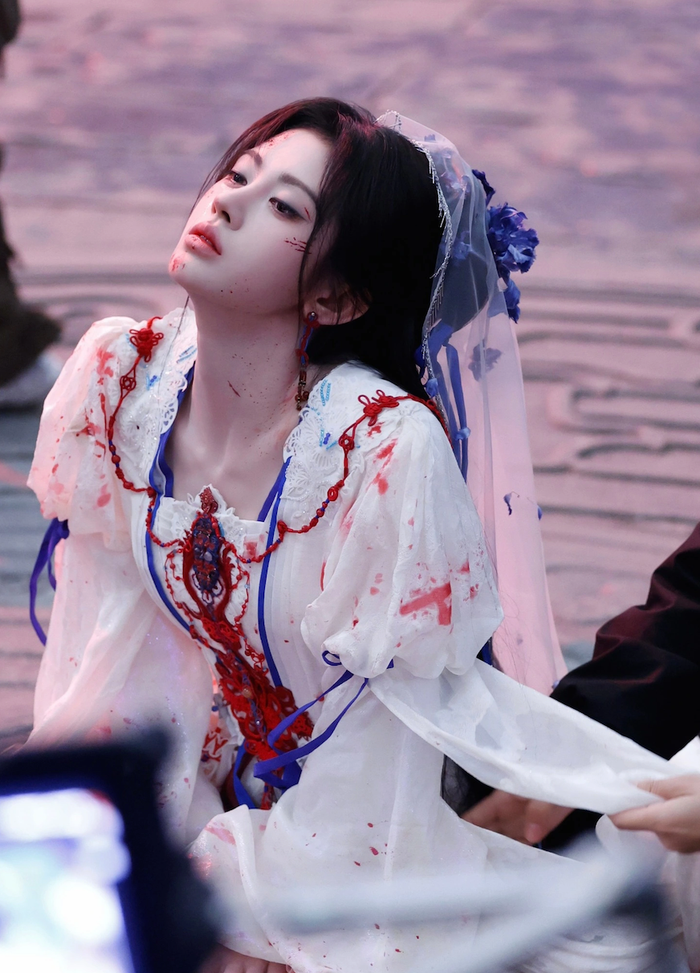 Trong Nguyệt Lân Ỷ Kỷ, Cúc Tịnh Y đảm nhận vai nữ hồ yêu xinh đẹp thuộc tổ chức sát thủ. Nhân vật của cô không chỉ mang màu sắc huyền bí mà còn bị cuốn vào những xung đột tình cảm phức tạp. Lợi thế ngoại hình cùng phong cách diễn quen thuộc giúp nữ diễn viên tiếp tục giữ vững sức hút, trở thành cái tên có lượng fan đông đảo nhất trong dàn cast của phim.