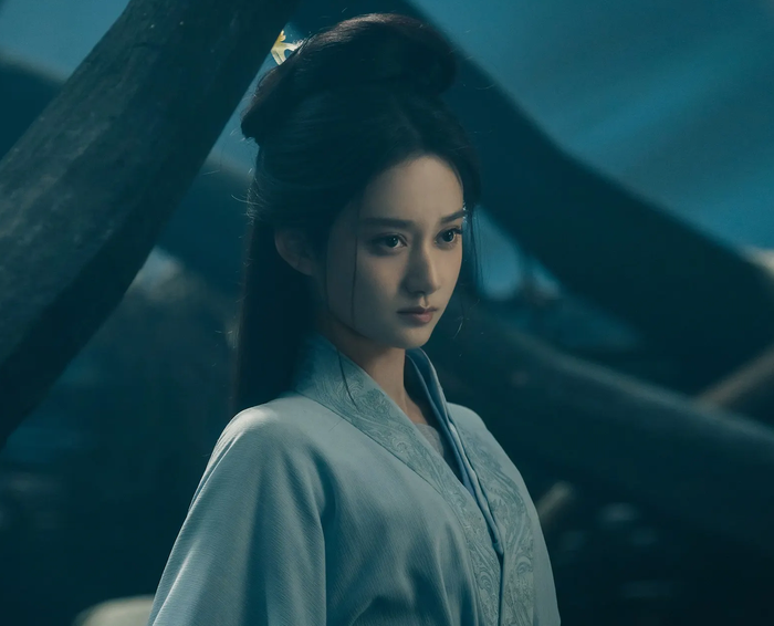 Khép lại danh sách là Hạ Mộng với vai công chúa Triệu Thuần Nhi - người trải qua biến cố mất nước và dần trưởng thành. Nhân vật có hành trình chuyển biến rõ rệt từ ngây thơ sang kiên cường, tạo điều kiện để nữ diễn viên trẻ thể hiện khả năng diễn xuất. Xuất thân học thuật vững chắc cũng góp phần giúp cô được đánh giá cao về tiềm năng dài hạn.