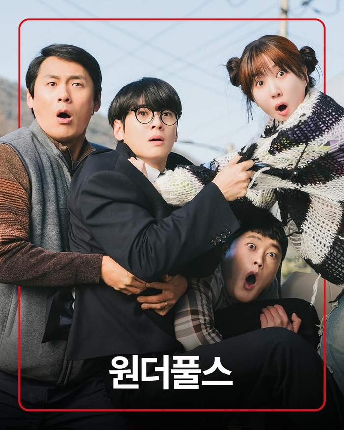 Dự kiến lên sóng 15/05/2026 trên Netflix, bộ phim mang màu sắc siêu anh hùng nhưng theo hướng hài hước, đời thường. Lấy bối cảnh cuối thế kỷ 20, tác phẩm kể về một nhóm người bất ngờ sở hữu năng lực đặc biệt nhưng lại vô cùng vụng về. Thay vì hình tượng anh hùng hoàn hảo, phim lựa chọn cách tiếp cận gần gũi, khai thác sự lúng túng và tính người của các nhân vật.