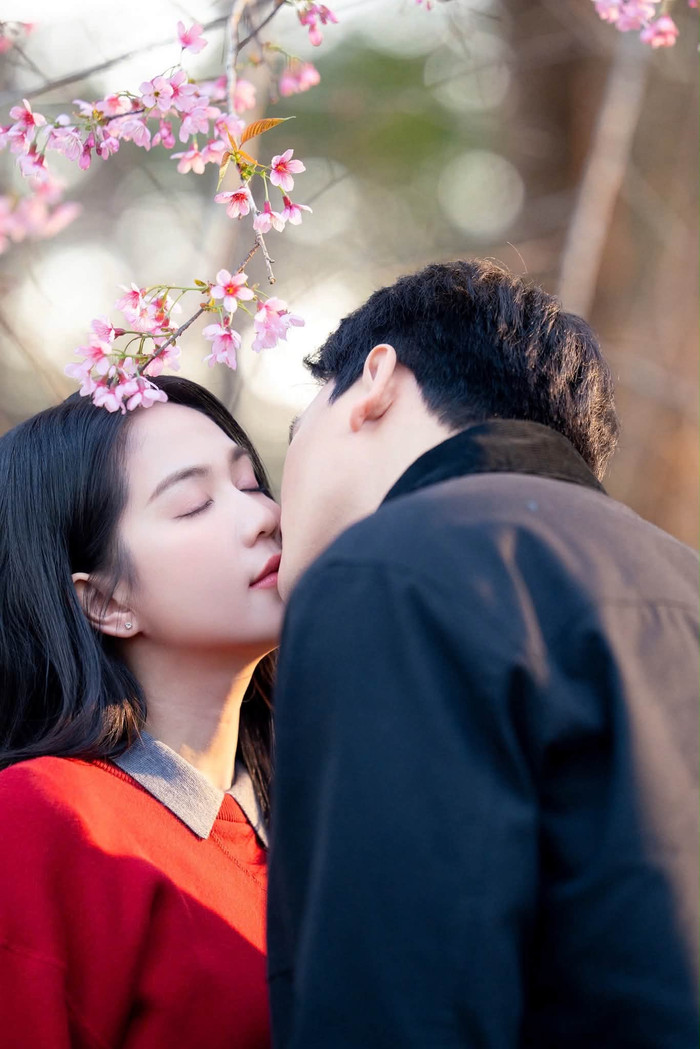 Ngọc Trinh công khai khoá môi người tình mới.&nbsp;