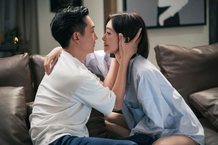 Vẫn là Tần Lam trong vai một phụ nữ ngoài 30 tuổi, phim phản ánh rõ nét áp lực của phụ nữ hiện đại trong công việc và tình cảm. Sau biến cố sự nghiệp, cô buộc phải bắt đầu lại từ vị trí thấp hơn, đồng thời đối mặt với người cũ trong môi trường mới. Từ đối đầu đến thấu hiểu, câu chuyện phát triển tự nhiên và gần gũi. Phim ghi điểm nhờ cách xây dựng nhân vật thực tế, không lý tưởng hóa nhưng vẫn truyền cảm hứng.