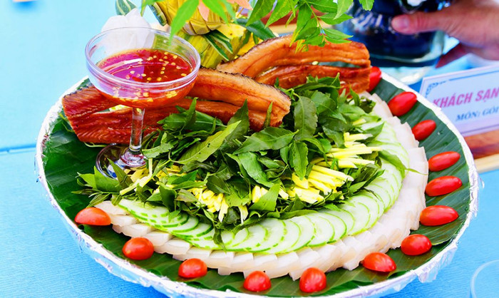 Công Vinh đã thử những món 'vừa nghe đã nhăn mặt' ở quê vợ Thuỷ Tiên? Ảnh 2