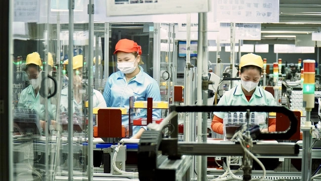 Người lao động làm việc vào ngày lễ 30/4 và 1/5 được hưởng 300%. Ảnh minh hoạ&nbsp;