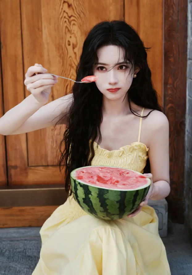 Khoảnh khắc thưởng thức dưa hấu giải nhiệt đầy đáng yêu của nữ diễn viên họ Mạnh nhanh chóng nhận được cơn mưa lời khen từ khán giả.&nbsp;