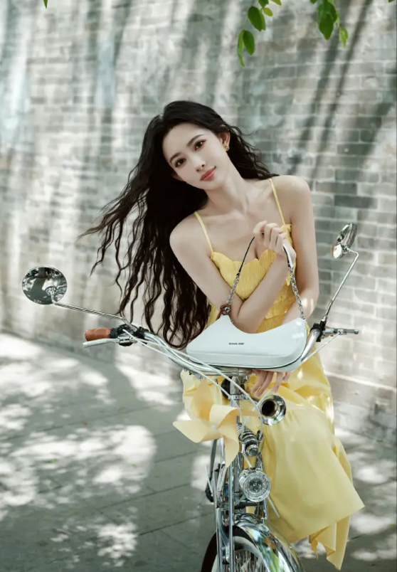 Nàng thơ Mạnh Tử Nghĩa du lịch Bắc Kinh khoe vẻ đẹp không tì vết dưới nắng vàng thủ đô.