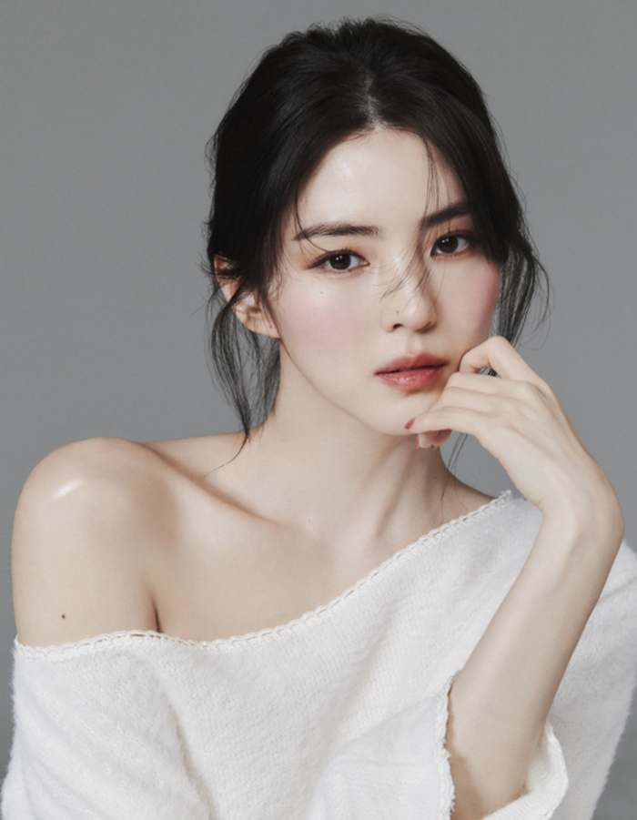 Sự pha trộn độc đáo giữa nét nổi loạn, quyến rũ và vẻ ngoài sắc sảo, hiện đại.