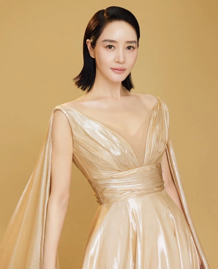 'Chị đại' quyền lực với phong cách quyến rũ, mạnh mẽ và thần thái đầy lôi cuốn.
