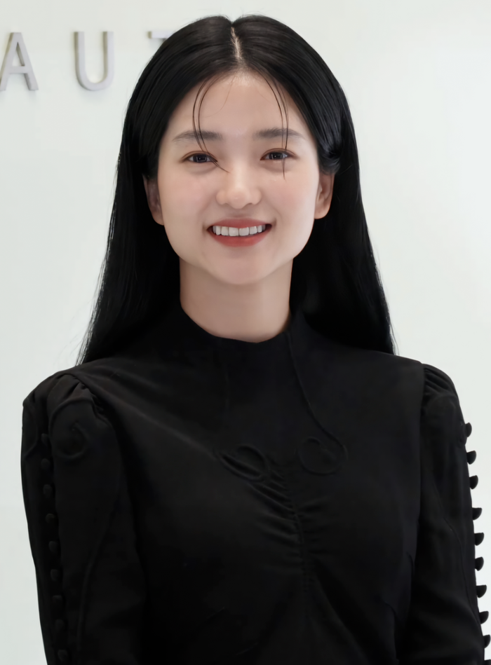 Gương mặt điện ảnh độc bản, mang hơi thở hoài cổ và sức hút đầy chiều sâu.