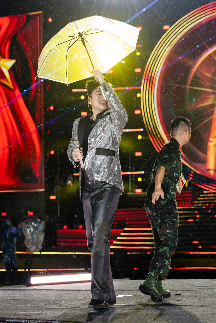Tùng Dương lên tiếng khi hát mở màn trong concert quốc gia Ảnh 1