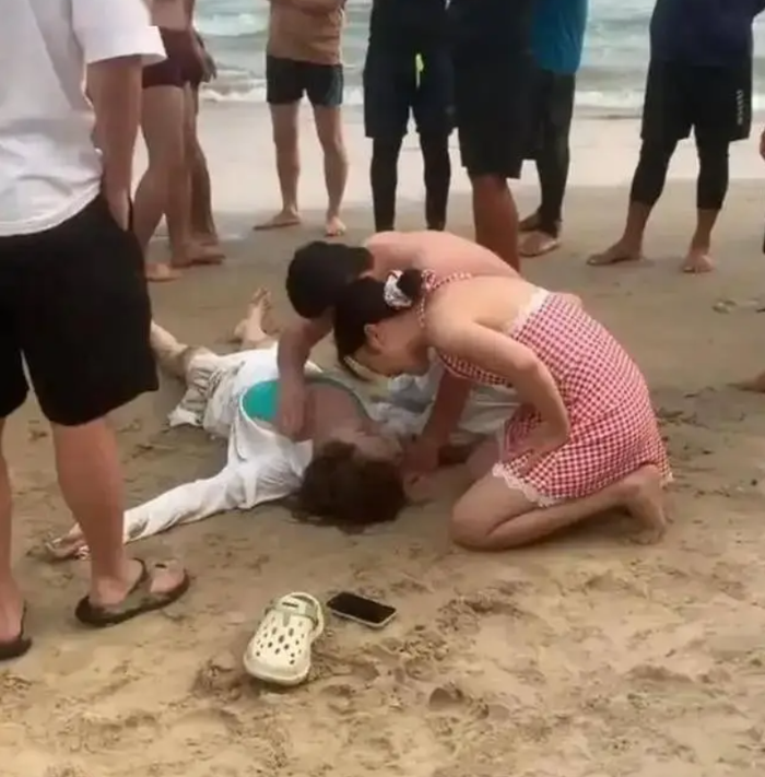 Nam bác sĩ cứu cô gái bị đuối nước ngoài biển, cái kết khiến nhiều người bức xúc Ảnh 1