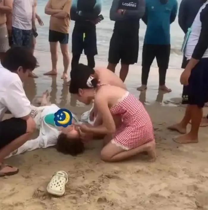 Nam bác sĩ cứu cô gái bị đuối nước ngoài biển, cái kết khiến nhiều người bức xúc Ảnh 4